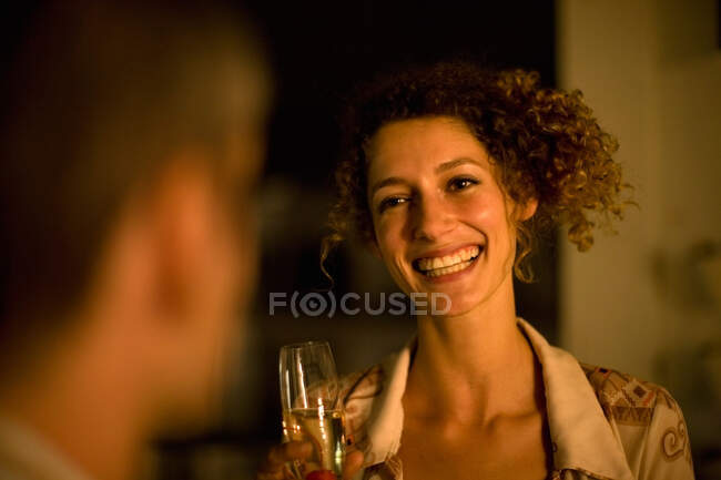 Femme ayant du vin en plein air la nuit — Photo de stock