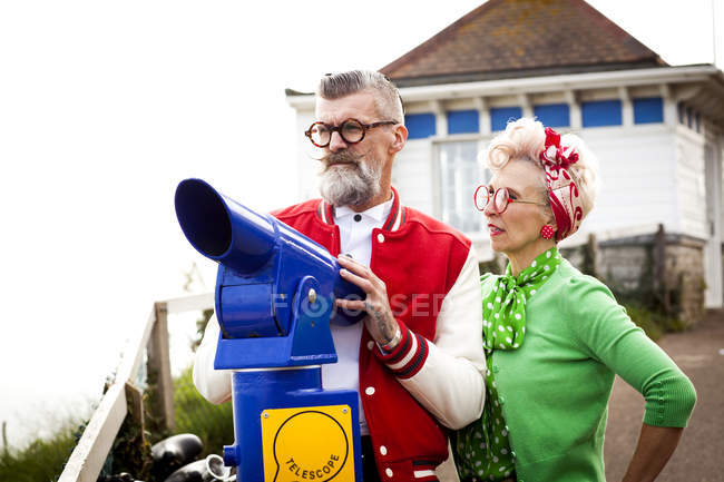 Quirky couple using tower viewer, Bournemouth, Inglaterra — Fotografia de Stock