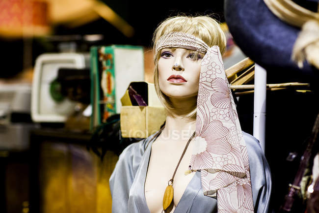 Манекен в винтажной одежде в антикварном и винтажном эмпориуме — стоковое фото