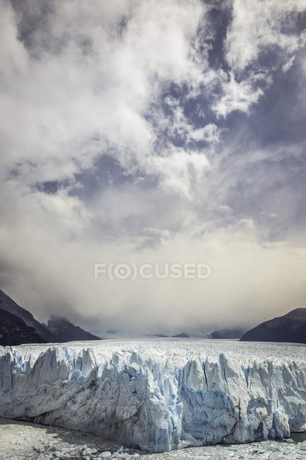 Nuages orageux sur le glacier Perito Moreno, Parc national Los Glaciares, Patagonie, Chili — Photo de stock