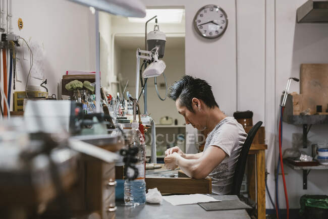 Male jeweller working at workbench — Stock Photo
