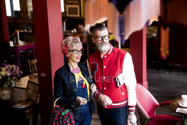 Причудливая пара отдыхает в баре и ресторане, Борнмут, Англия — стоковое фото