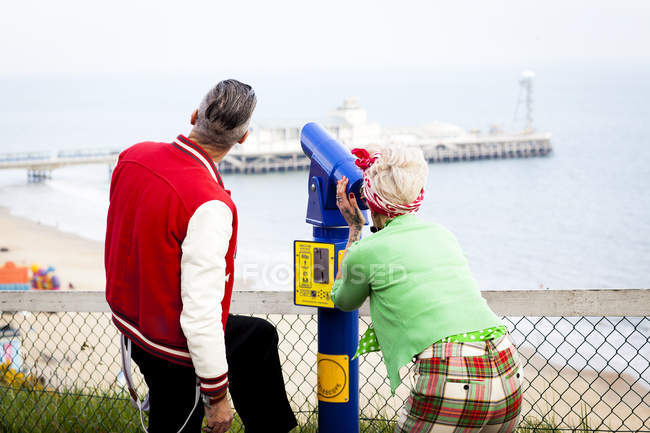 Quirky couple using tower viewer, Bournemouth, England — Stock Photo