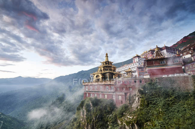Mosteiro de Katok na névoa da manhã, Baiyu, Sichuan, China — Fotografia de Stock