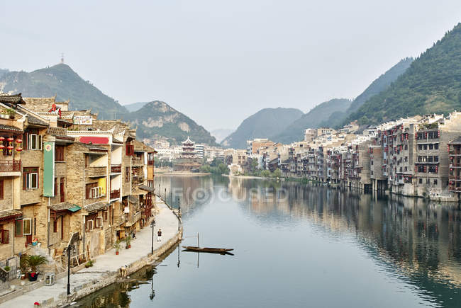 Waterfront міський пейзаж, Zhenyuan, Гуйчжоу, Китай — стокове фото