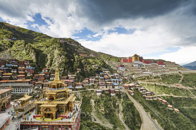 Monasterio de Katok en la ladera, Baiyu, Sichuan, China - foto de stock