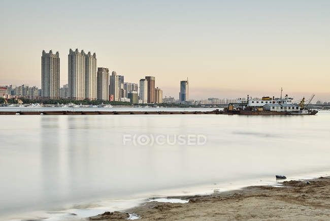 Wolkenkratzer am Wasser, Harbin, Heilongjiang, China — Stockfoto
