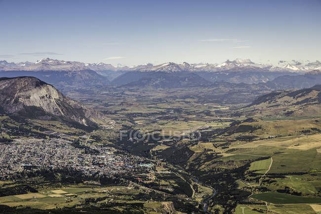 Vista della valle della montagna e della città di Coyhaique dal Cerro Cinchao, riserva nazionale di Coyhaique, provincia di Coyhaique, Cile — Foto stock