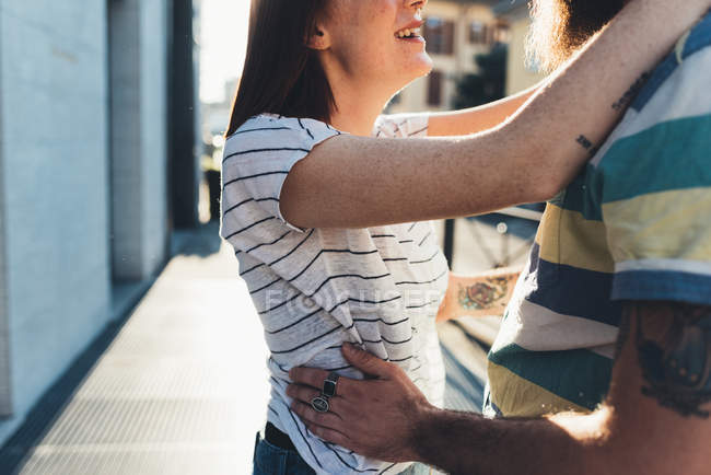 Schnappschuss von romantischem Paar, das sich auf Gehweg umarmt — Stockfoto