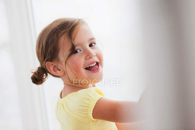 Молода дівчина посміхається глядачеві — стокове фото
