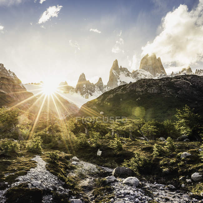 Sunlit valley and Fitz Roy mountain range in Los Glaciares National Park, Patagonia, Argentina — Stock Photo