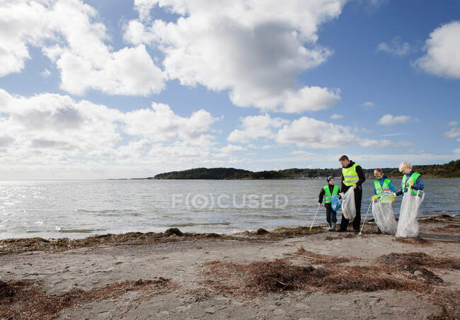Père et fils nettoyage plage — Photo de stock