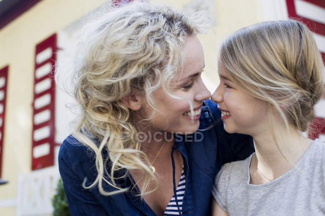 Madre e hija disfrutando estar juntas al aire libre - foto de stock