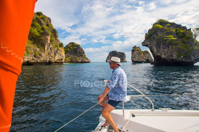 Чоловік відпочиває на яхті, дивлячись убік на Кох Лі Ма (Таїланд, Азія). — стокове фото