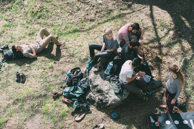 Ansicht von erwachsenen Boulderfreunden, die sich im Gras entspannen, Lombardei, Italien — Stockfoto