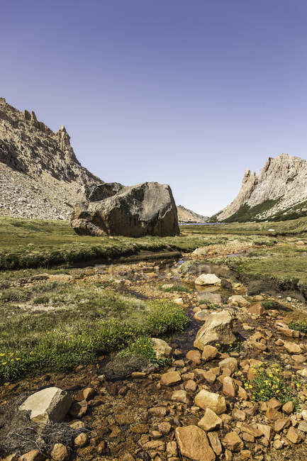 Paisaje con roca en valle montañoso, Parque Nacional Nahuel Huapi, Río Negro, Argentina - foto de stock