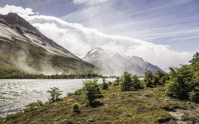 Rivière brumeuse dans la vallée de montagne dans le parc national de Los Glaciares, Patagonie, Argentine — Photo de stock