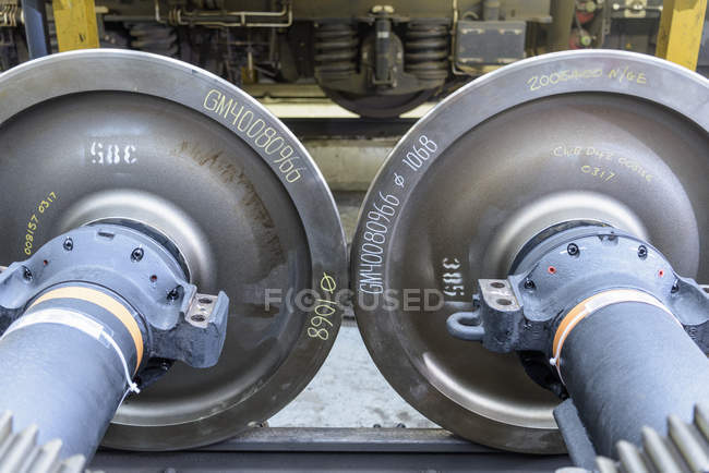 Gruppi di ruote per locomotive in treno, da vicino — Foto stock