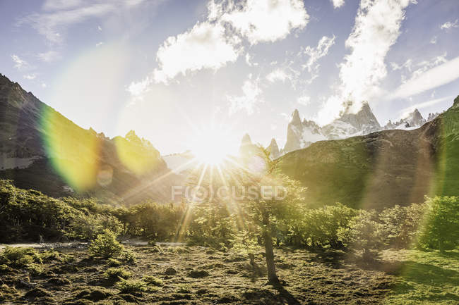 Sunlit landscape and Fitz Roy mountain range in Los Glaciares National Park, Patagonia, Argentina — Stock Photo