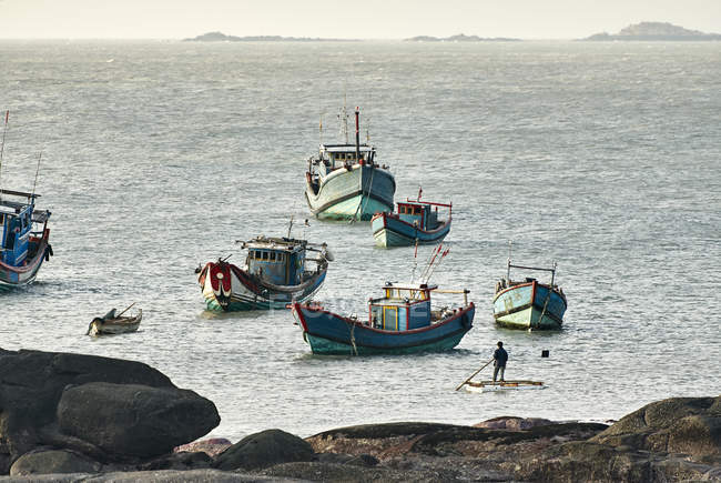Barcos de pesca anclados cerca del paseo marítimo, Dazuo, Fujian, China - foto de stock