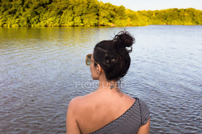 Mujer por mar, Fortaleza, Ceara, Brasil, Sudamérica - foto de stock