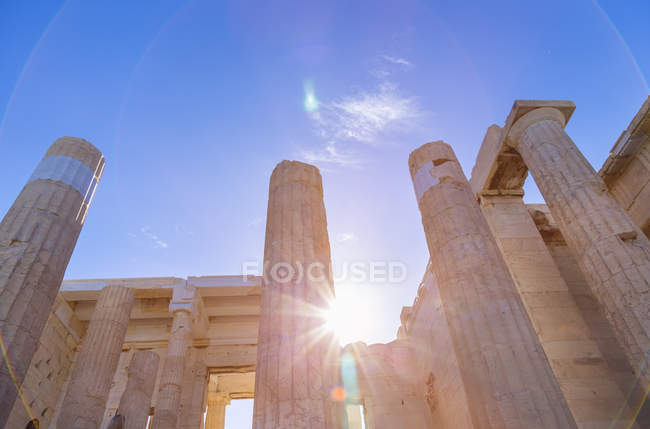 Luz del sol sobre las ruinas de la acrópolis, Atenas, Attiki, Grecia, Europa - foto de stock