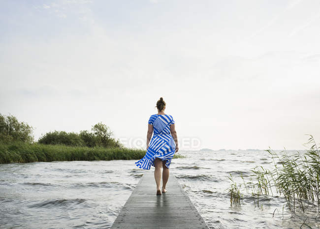 Woman posing in the Frisian lake district in vintage dress, Sneek, Friesland, Netherlands — Stock Photo