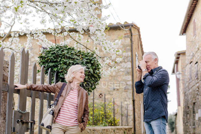 Старші чоловіки туристичних фотографування дружина і вишні, Сієна, Тоскана, Італія — стокове фото