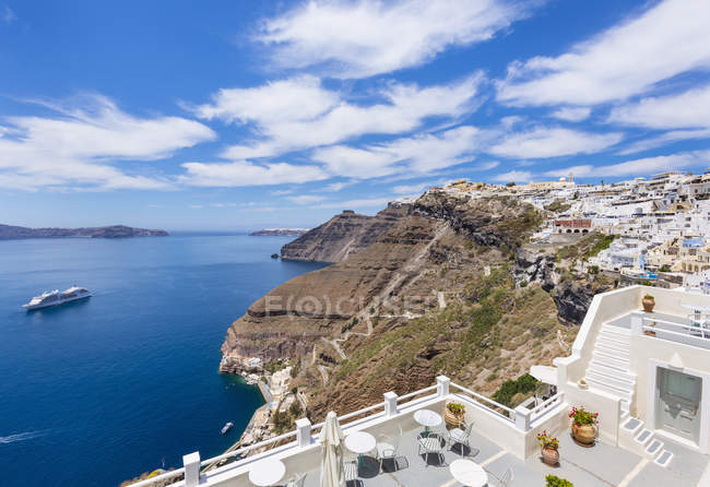 Traditional cliff house by sea, Athens, Attiki, Greece, Europe — Stock Photo