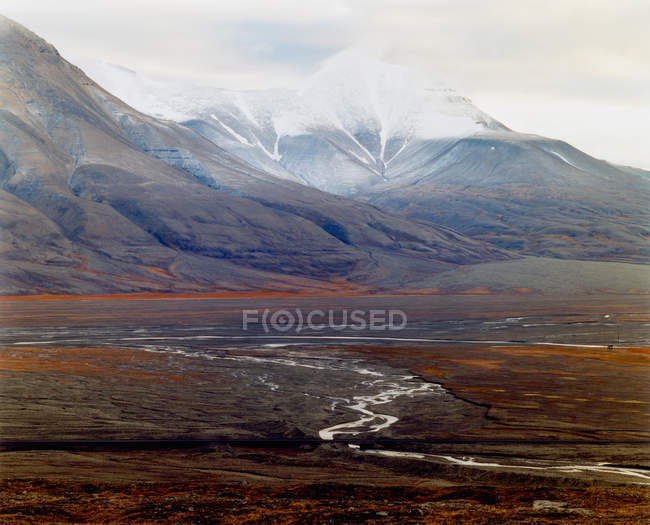 Мальовничий вид на величні арктичні гори в похмурий день — стокове фото