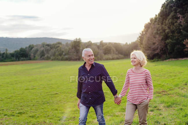 Romantic tourist couple strolling in field, Siena, Tuscany, Italy — Stock Photo