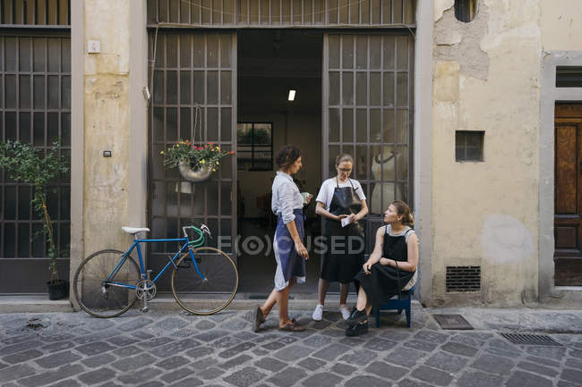 Три ювелирки берут перерыв на кофе на открытом воздухе — стоковое фото