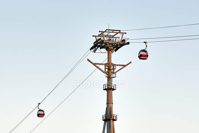 Teleféricos contra céu azul, Harbin, Heilongjiang, China — Fotografia de Stock