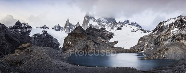 Panoramique de nuages bas sur la chaîne de montagnes Fitz Roy et Laguna de los Tres dans le parc national de Los Glaciares, Patagonie, Argentine — Photo de stock