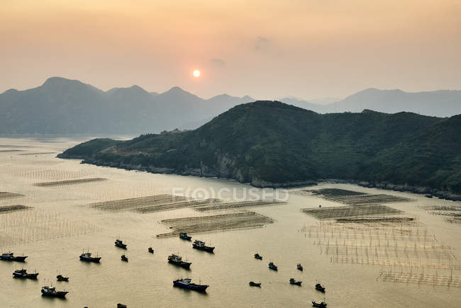 Bateaux de pêche traditionnels au lever du soleil, Huazhu, Fujian, Chine — Photo de stock