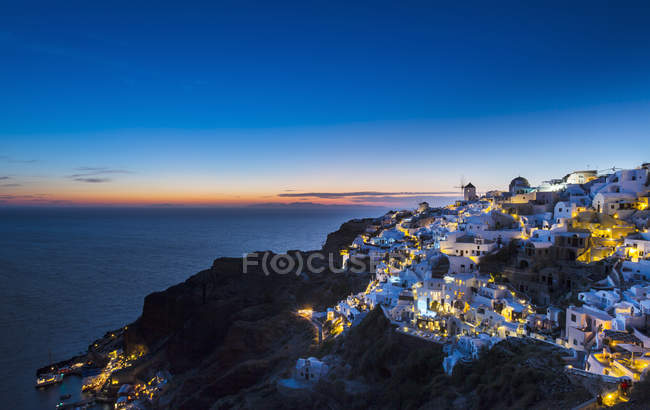 Maisons de falaise illuminées la nuit, Athènes, Attiki, Grèce, Europe — Photo de stock