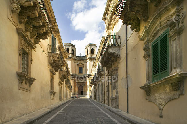 Rua vazia com bela arquitetura, Noto, Sicília, Itália, Europa — Fotografia de Stock