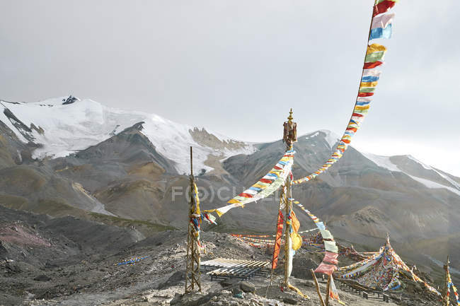 Drapeaux de prière, Montagne Zheduo, Pendaison, Sichuan, Chine — Photo de stock