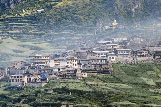 Villaggio collinare tradizionale, Zhagana, Gansu, Cina — Foto stock