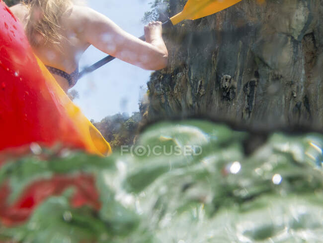 Visão traseira da mulher caiaque no mar, Koh Hong, Tailândia, Ásia — Fotografia de Stock