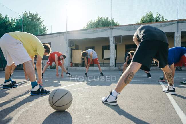 Друзья на баскетбольной площадке разогреваются — стоковое фото