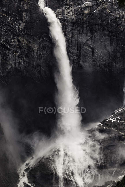 Cascade coulant et éclaboussant sur la paroi rocheuse, Parc national du Queulat, Chili — Photo de stock