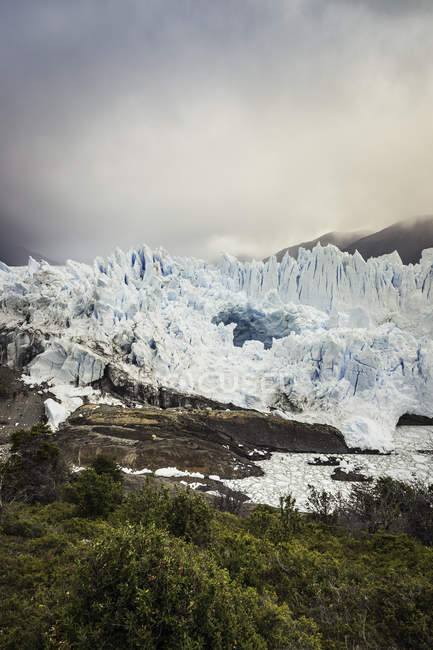 Vue sur le glacier Perito Moreno et les nuages orageux au-dessus des montagnes, parc national Los Glaciares, Patagonie, Chili — Photo de stock