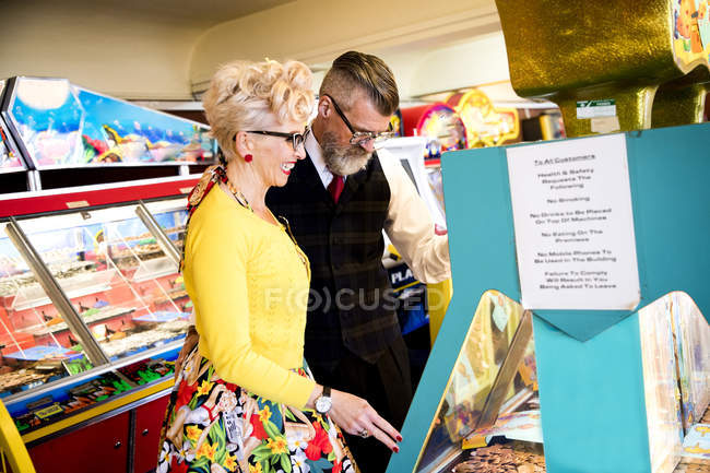 Couple s'amuser dans l'arcade de divertissement, Bournemouth, Angleterre — Photo de stock