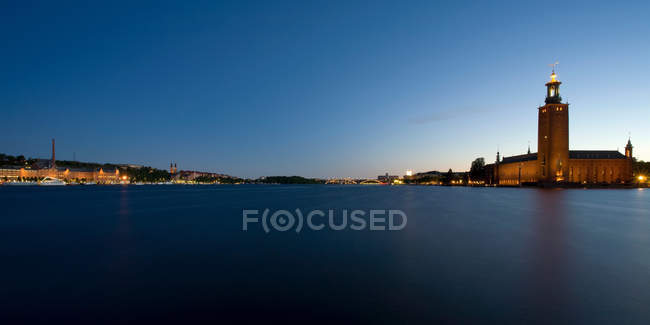 Architecture of famous City Hall in Stockholm at sunset — Stock Photo