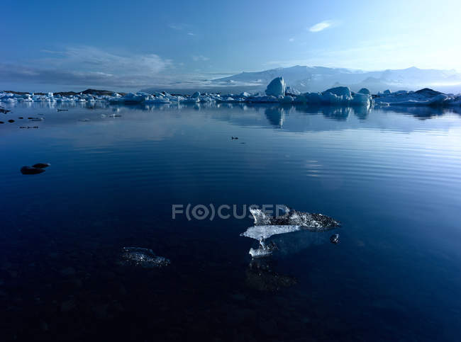 Сценический вид на ледниковое озеро — стоковое фото