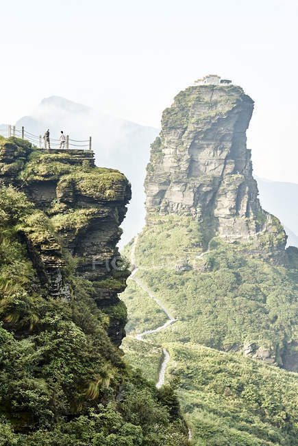Turisti nella formazione rocciosa del Monte Fanjing, Jiangkou, Guizhou, Cina — Foto stock
