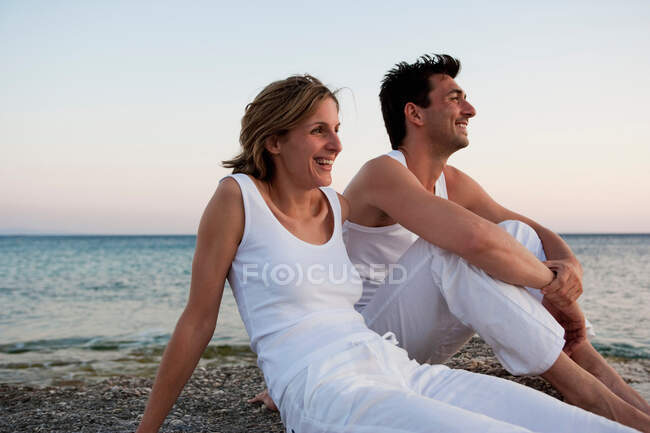 Пара отдыха на пляже — стоковое фото