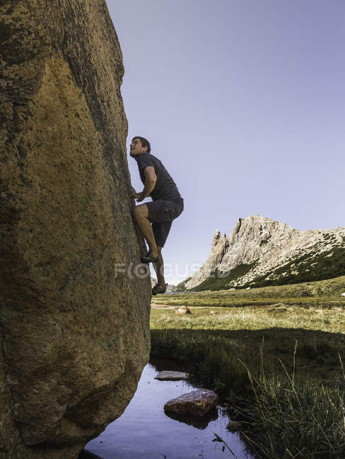 Boulderer masculino subiendo por la roca del valle, Parque Nacional Nahuel Huapi, Río Negro, Argentina - foto de stock