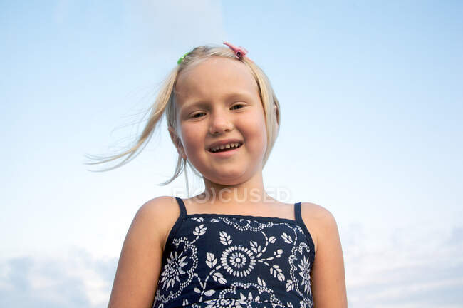 Porträt eines kleinen Mädchens, das lächelt — Stockfoto